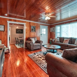 Gatlinburg's Cozy Rose's cozy living area