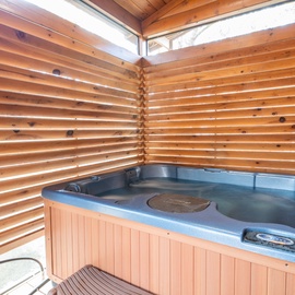 Rhythm & Blues' bubbling hot tub