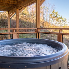 Cabin In The Mountains' bubbling hot tub