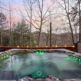 Smoky Fox Lodge's bubbling hot tub