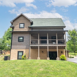 Spacious 3BD cabin nestled in a peaceful neighborhood, featuring multiple levels, a covered balcony, and ample parking. The property is surrounded by lush greenery and offers a tranquil mountain escape.