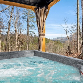 Grassy Paradise's bubbling hot tub