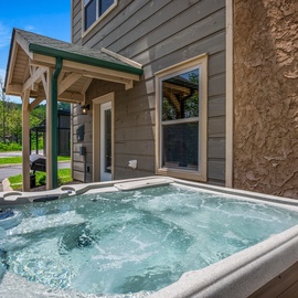 Bear Family Cabin's bubbling hot tub