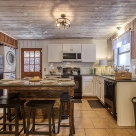 Sleepy Bear's kitchen and dining area