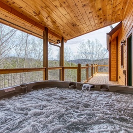 Smokey Peak Inn's bubbling hot tub