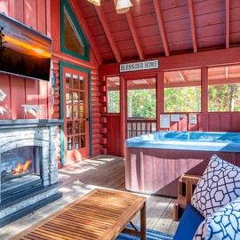 Lasting Memories' screened-in porch and hot tub