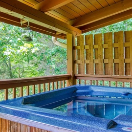 Smoky Mountain Hideout's bubbling hot tub