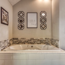 Foxes Den's jacuzzi tub