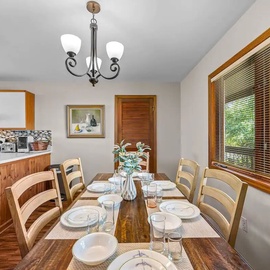 Reed's Retreat's inviting dining table
