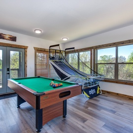 Bearfoot Timbers' fun game room