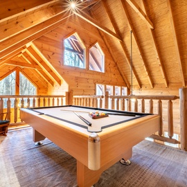 Smoky Summit Stays' loft with pool table