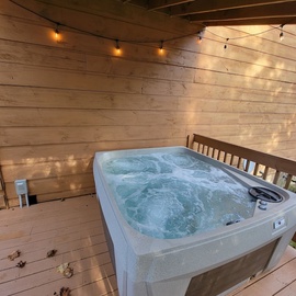 Willow Heights Lodge's bubbling hot tub