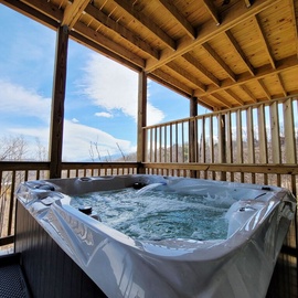 Smoky Mountain Dreams' bubbling hot tub