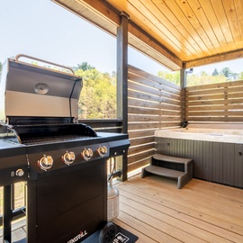 Suite Retreat's grill and hot tub