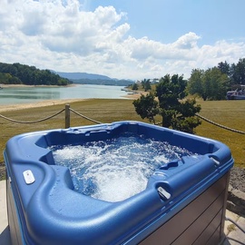 Three Horizons Retreat's bubbling hot tub