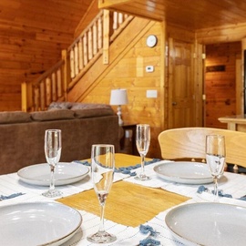 Smokies Outlook's inviting dining area