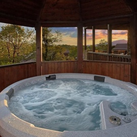 Rocky Top Lodge's bubbling hot tub