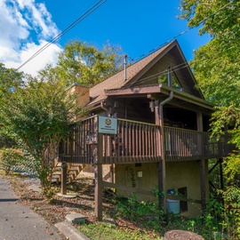 Smoky Mountain Jewel's exterior
