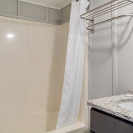 TH18: The Spot Room - Bathroom