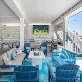 Enjoy Eighty Four in. tv poolside
