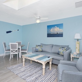 Beach Nik: Living Room and Dining Area