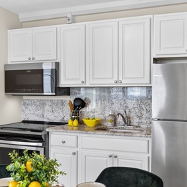 Elegant Space for Meals and Morning Coffee
