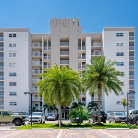 Eight-level beachfront building community.