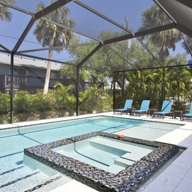 Screened in Pool and Hot Tub!