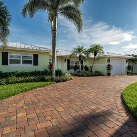 Welcome to High Tide Hideaway – your paradise vacation awaits!