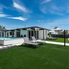 Guest house next to the pool.
