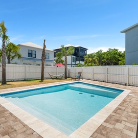 Beautiful tropical backyard to enjoy while basking in the sun!