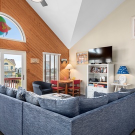 DR26: Honzie's Hideaway l Top Level Living Area