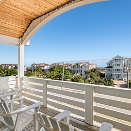 EE08: Relax Inn | Top Level East Deck