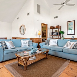 DU505: Kiki's Retreat | Top Level Living Area