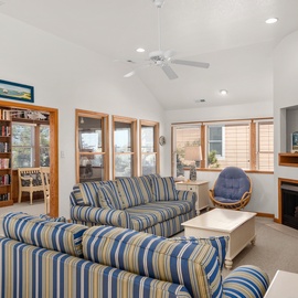 MS05: Masters 5 | Top Level Living Area - Fireplace Not Available For Guest Use