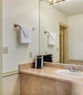 The Anchorage Inn | King Bedroom