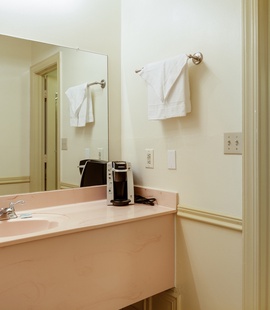 The Anchorage Inn | King Bed