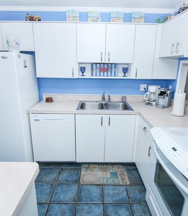 Blue hues in kitchen