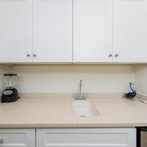 Blend your favorite smoothies in this bright wet bar, enjoying moments of creativity and flavor