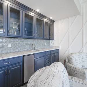 Grab a chilled drink from the fridge or create your favorite cocktail at the wet bar with elegant glassware displays