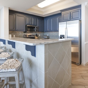 Wake up with morning coffee at the breakfast bar and get ready for a beach day in this stylish space