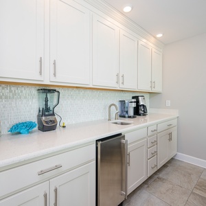 Enjoy brewing coffee, blending smoothies, and chilling drinks at the wet bar