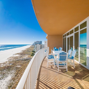 Savor vibrant sunsets from your balcony, ideal for relaxing conversations with loved ones on the coast