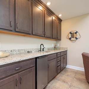 Grab a chilled drink from the fridge or create your favorite cocktail at the wet bar with elegant glassware displays