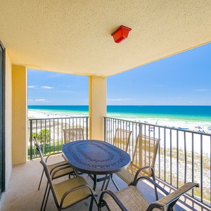 You can enjoy morning tea or evening chats at your balcony table with endless beach horizon views