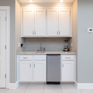Mix up refreshing drinks and snacks at your convenient wet bar, perfect for beachside relaxation