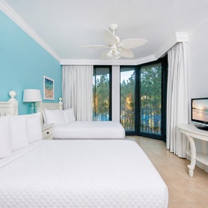 Wake to the colors of a sunrise in this queen guest suite with two cozy beds and expansive views from the balcony