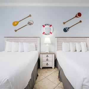Relax in this welcoming guest room, where queen bedding and beach decor invite sweet dreams