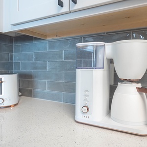 Brew fresh coffee in this sleek Café machine and toast a crisp bagel with your favorite spread