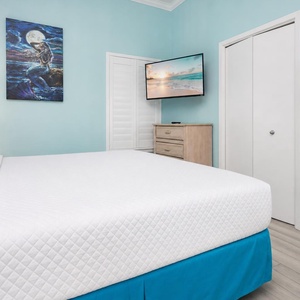 Sink in and recharge in soothing calm at night in this cozy king suite